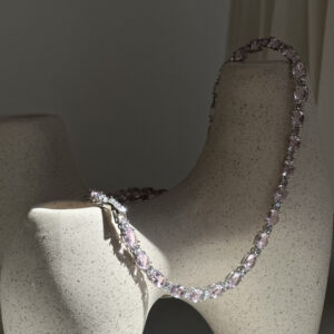 Colar em ouro branco e craveado com pedras